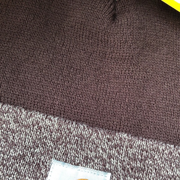 Carhartt Pom Pom beanie. Blackberry color. One size Stretch rib knit - Picture 5 of 5